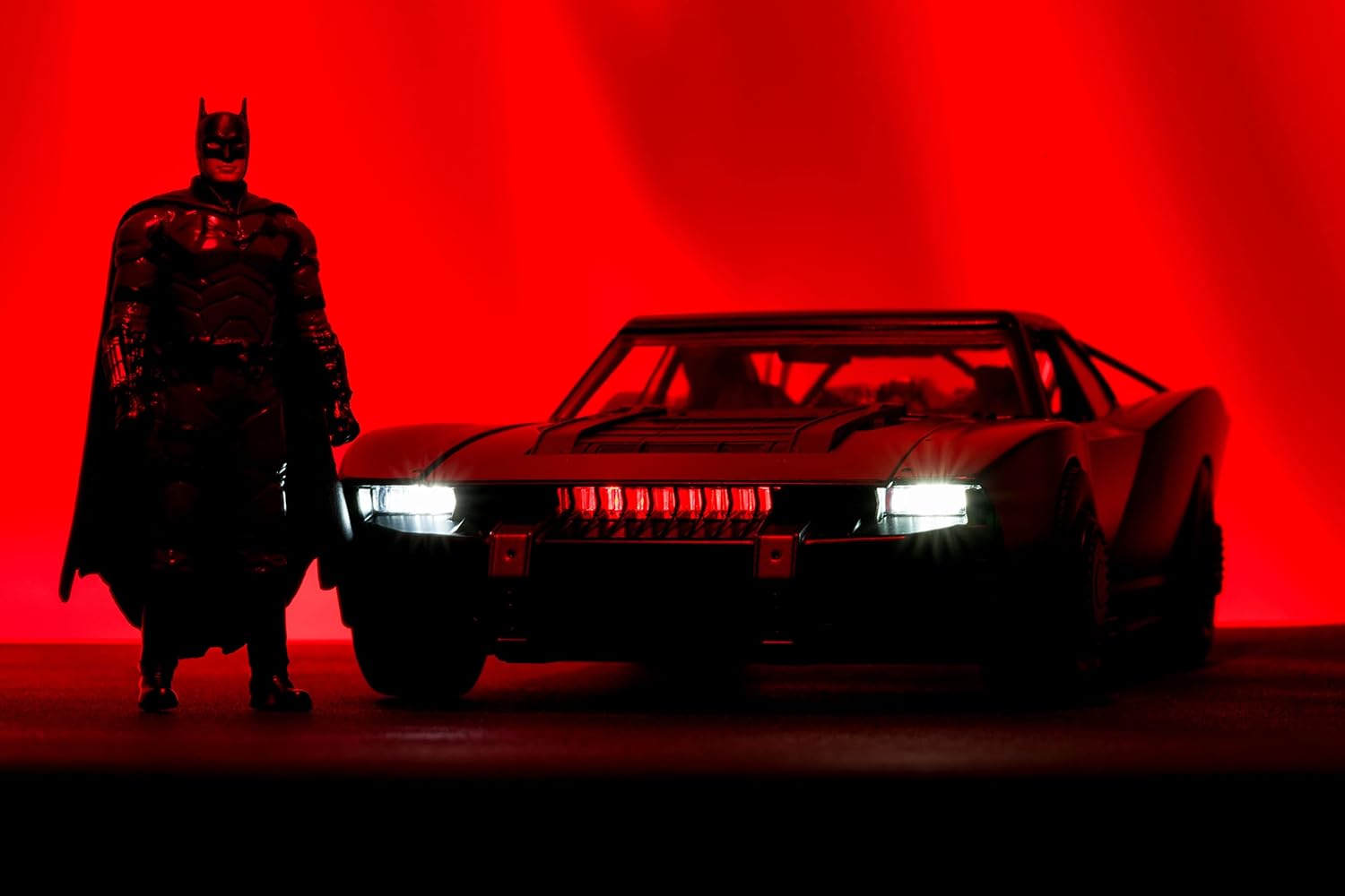 JADA TOYS 1:18 BATMOBILE: 2022 The Batman with Batman Figure