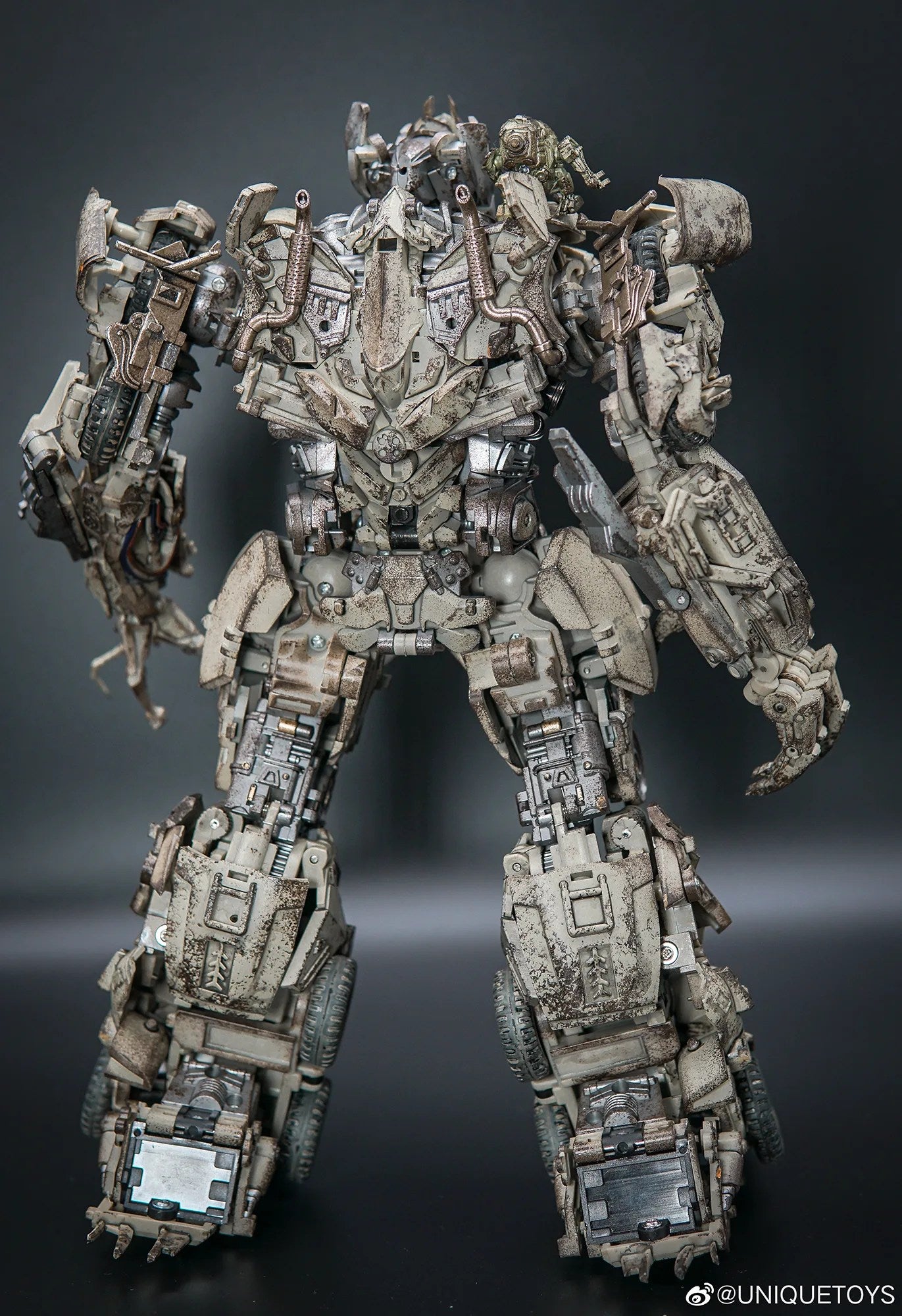 UNIQUE TOYS R-05 Desperado Dessert Color (Megatron)